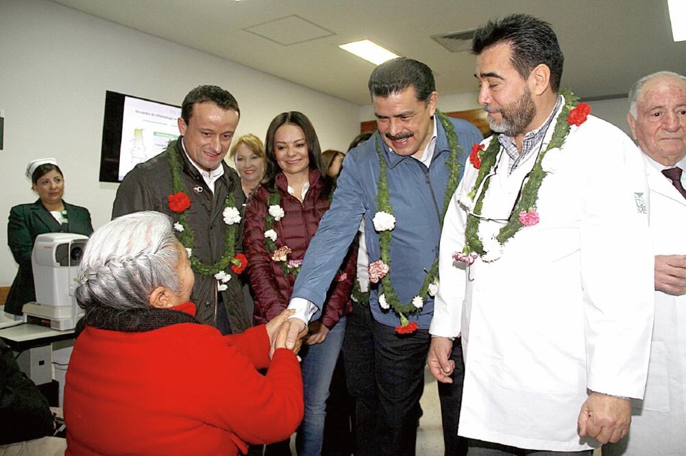 El gobernador de Hidalgo, Francisco Olvera, durante su visita al municipio de Ixmiquilpan, en compañía del director del IMSS, Mikel Arriola, quien se pronunció porque nadie se quede sin ser atendido, principalmente la población marginada (ESPECIAL)