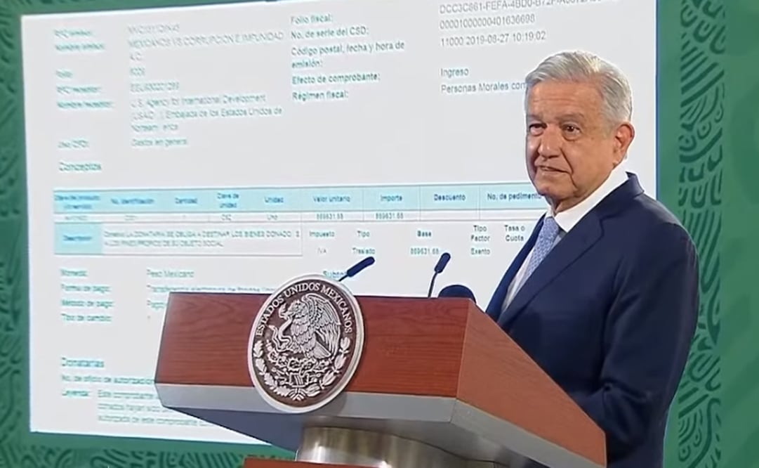 En su mañanera en Palacio Nacional, López Obrador mostró facturas de la entrega de dinero a MCCI. Foto: Captura de pantalla