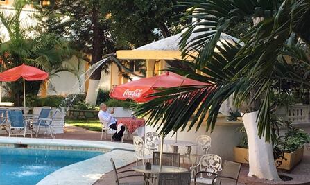 AMLO regaña desde alberca austera