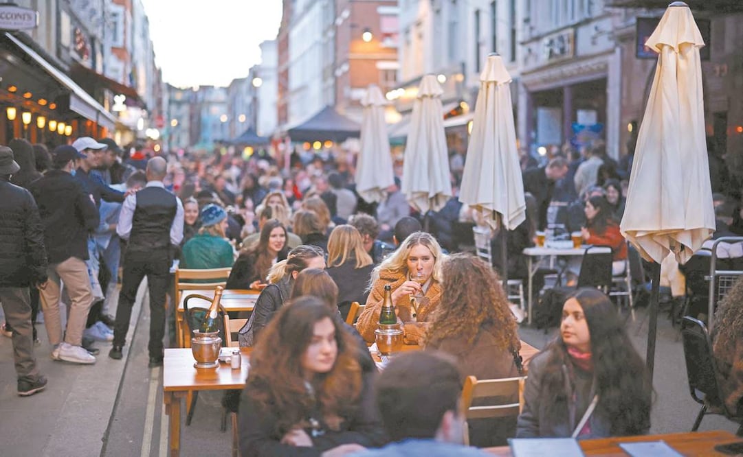 En Reino Unido reabrieron los pubs y las peluquerías. Foto: Tolga Akmen. AP