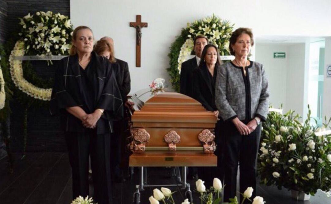 La secretaria de Cultura, María Cristina Cepeda, acudió a montar guardia en el funeral de Solé. FOTO: Twitter/@mcristina_gc.
