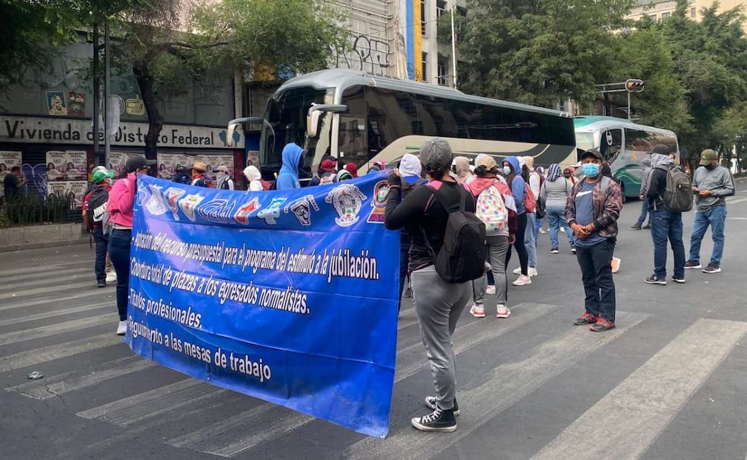Normalistas de Guerrero se manifiestan en avenida Bucareli tras la cancelación de una reunión en la Secretaría de Gobernación. Foto: Valente Rosas / EL UNIVERSAL