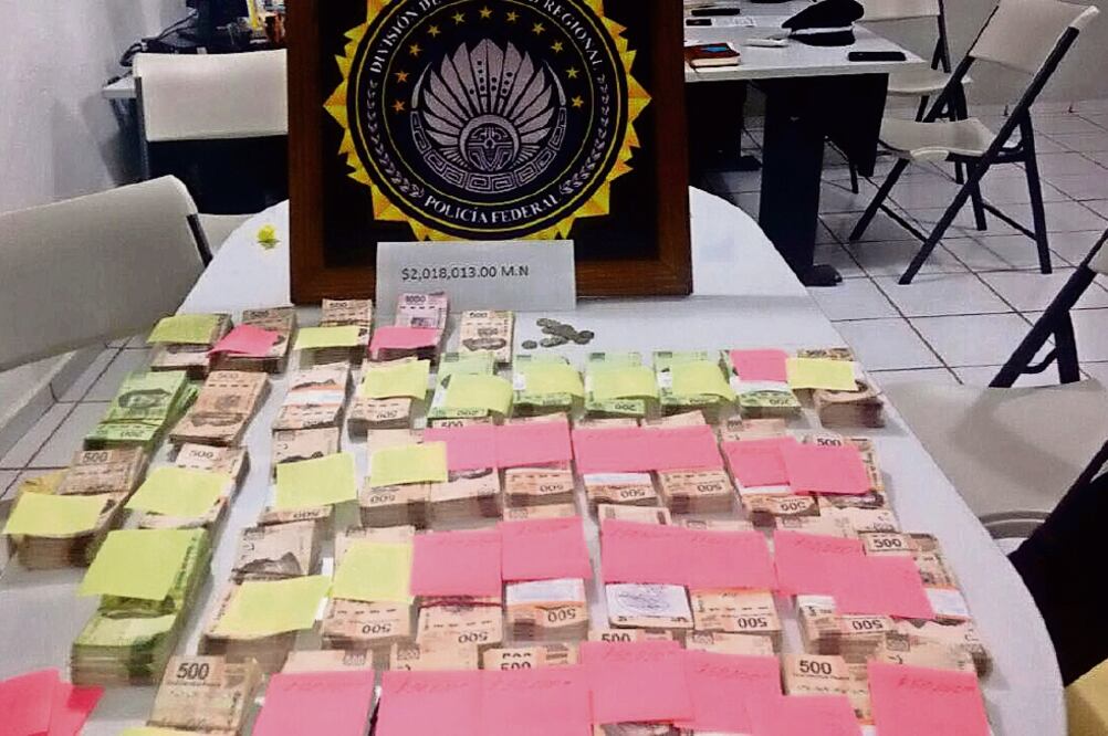 El sujeto detenido en la carretera Kantunil-Puerto Juárez llevaba el dinero en una maleta; afirmó que era para pagar la nómina, pero no dijo de qué empresa (CUAUHTÉMOC MORENO)