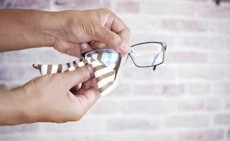¿Cómo limpiar  tus lentes en casa y recuperar su claridad sin dañarlos?