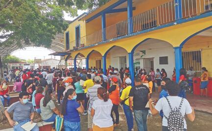 Con desorden y hasta 17 horas de espera, así transcurre vacunación universal en pueblos de Oaxaca