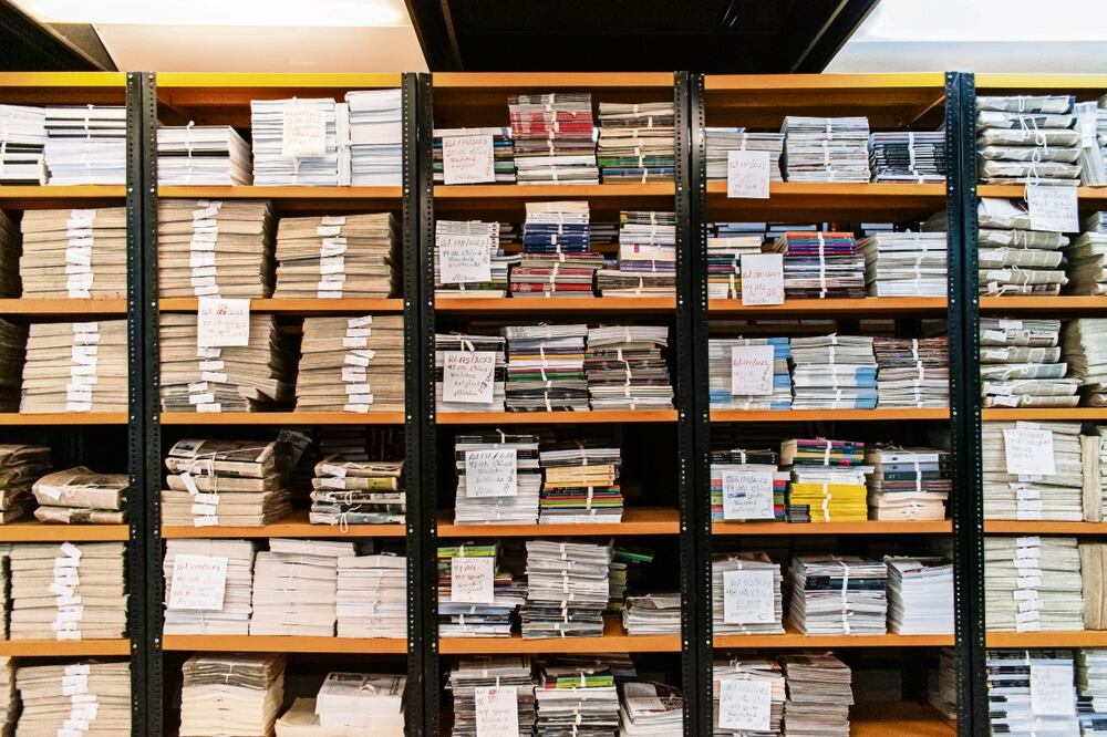 La Hemeroteca Nacional de México alberga las publicaciones más antiguas del país, que datan desde 1655 hasta la actualidad. En la imagen, el área de catalogación, en donde las publicaciones impresas de todos los estados del país se registran, analizan y se encuadernan, para que los usuarios puedan consultarlas. Fotos: de Abril Ángulo: El Universal