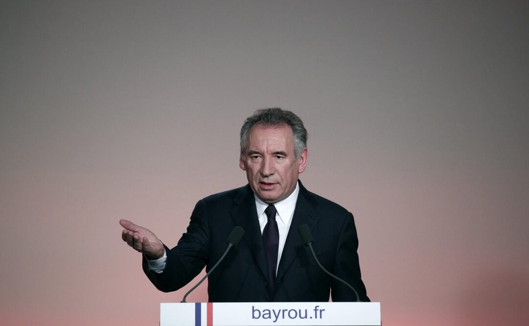 El líder del Movimiento Demócrata y candidato a las elecciones presidenciales, François Bayrou (c), durante una rueda de prensa en la sede de Modem en París, Francia, hoy 22 de febrero de 2017. Foto: EFE