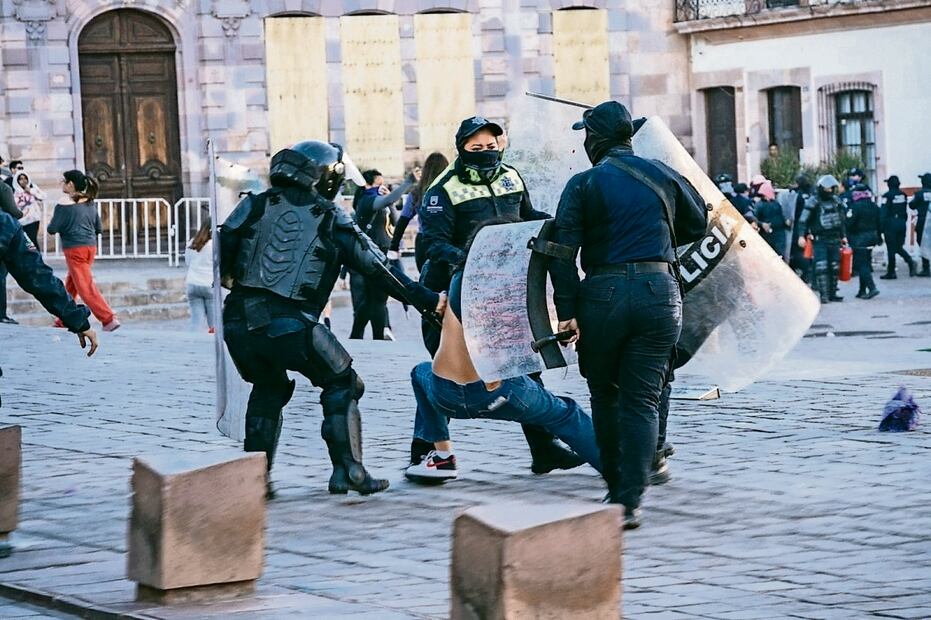 A cargo del equipo antimotín pusieron a varones equipados, lo que es un mensaje retador, dice Cortés. Foto: Diana Valdez / EL UNIVERSAL