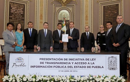 Entrega Moreno Valle iniciativa de Ley de Transparencia 