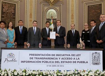 Entrega Moreno Valle iniciativa de Ley de Transparencia