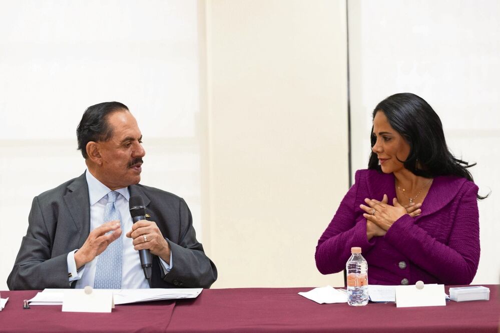 El Licenciado Juan Francisco Ealy Ortiz, Presidente Ejecutivo y del Consejo de Administración de EL UNIVERSAL, reitera ante la exsenadora su compromiso de continuar fortaleciendo a esta casa editorial. Foto: de Germán Espinoza. El Universal