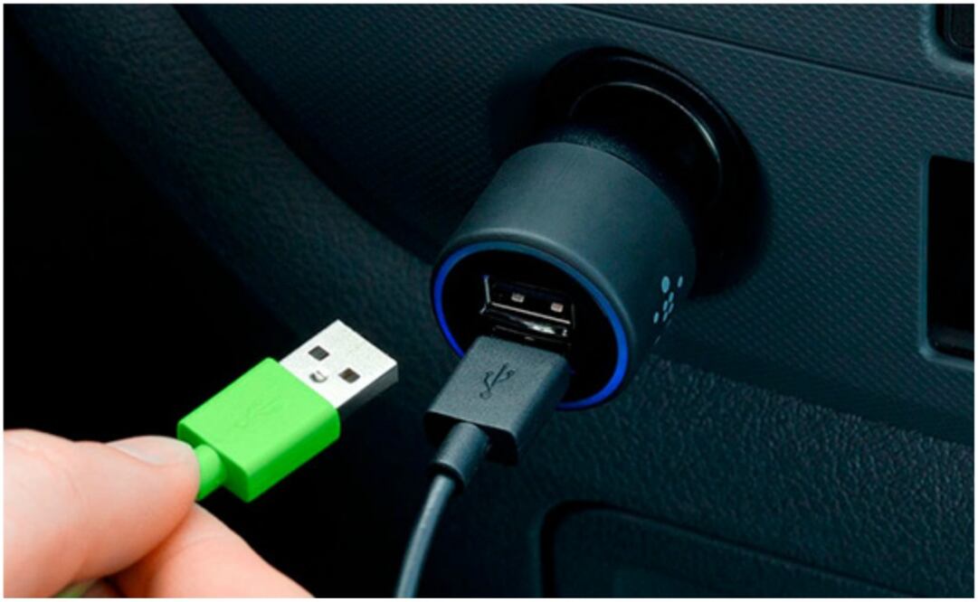 A pesar de que los ocupantes del coche lograron huir, la mujer volvió para recuperar su bolso de mano y fue alcanzada por las llamas