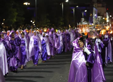 Realizan Procesión del Silencio en Toluca; cientos de creyentes dan el pésame a la Virgen María por muerte de Jesús