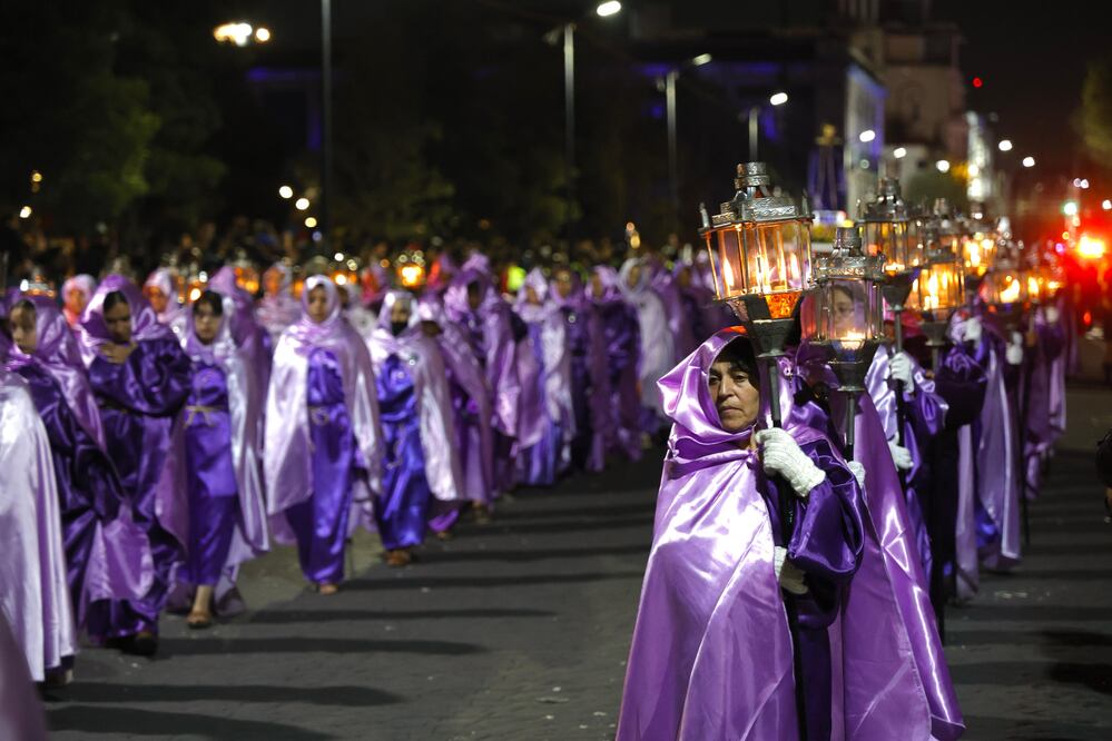 Las cofradías de las parroquias toluqueñas salieron de la Catedral de Toluca y recorrieron varias calles, en un evento presenciado por miles de personas. (Foto: Arturo Hernández/ EL UNIVERSAL)