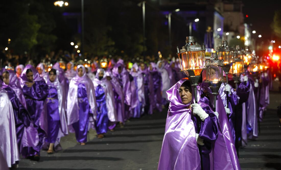Las cofradías de las parroquias toluqueñas salieron de la Catedral de Toluca y recorrieron varias calles, en un evento presenciado por miles de personas. (Foto: Arturo Hernández/ EL UNIVERSAL)