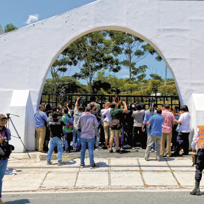Lugar. Miembros de la prensa, afuera del cementerio La Bermeja, en San Salvador, donde están los cuerpos de Óscar y su hija Valeria. JOSÉ CABEZAS. REUTERS