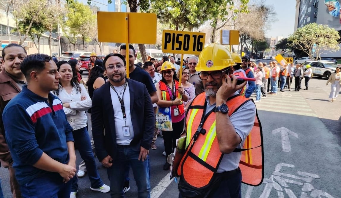 Ciudadanos relatan cómo vivieron el simulacro en Paseo de la Reforma; nervios, orden y algunas molestias. Foto: Fabián Evaristo