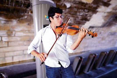Veracruzano pidió perdón a su violín y hoy seduce París
