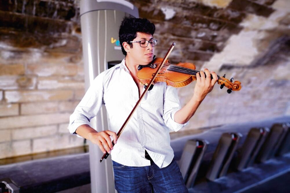 El joven veracruzano reconoce que tiene talento y asegura que dejar a su familia y amigos ha valido la pena porque se está preparando porque quiere tocar en una orquesta europea. Foto: PERLA SÁNCHEZ. OBTURE PRESS