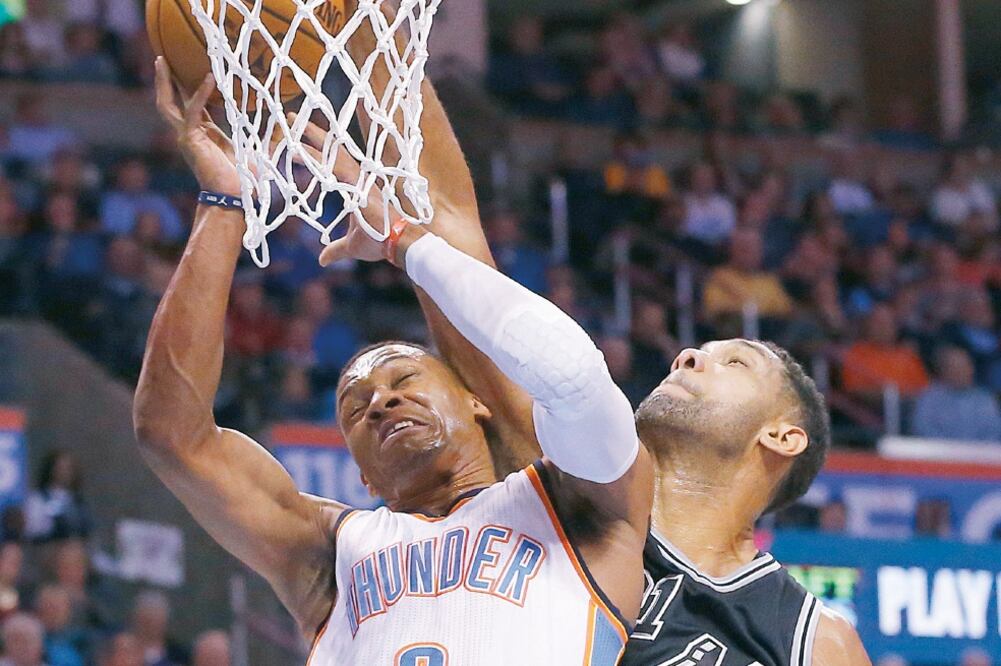 Russell Westbrook (0) tuvo una gran noche, con más de 30 puntos (SUE OGROCKI. AP)