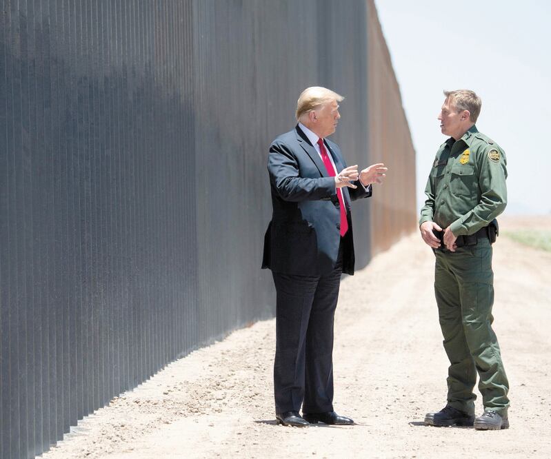 El presidente de Estados Unidos, Donald Trump, visitó ayer el muro fronterizo con México, en San Luis, Arizona. Foto: SAUL LOEB. AFP