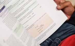 Apuntes que repasan las y los estudiantes previo al examen de control de ingreso a la UNAM que comienza en Guanajuato. Foto: Gabriel Pano / EL UNIVERSAL