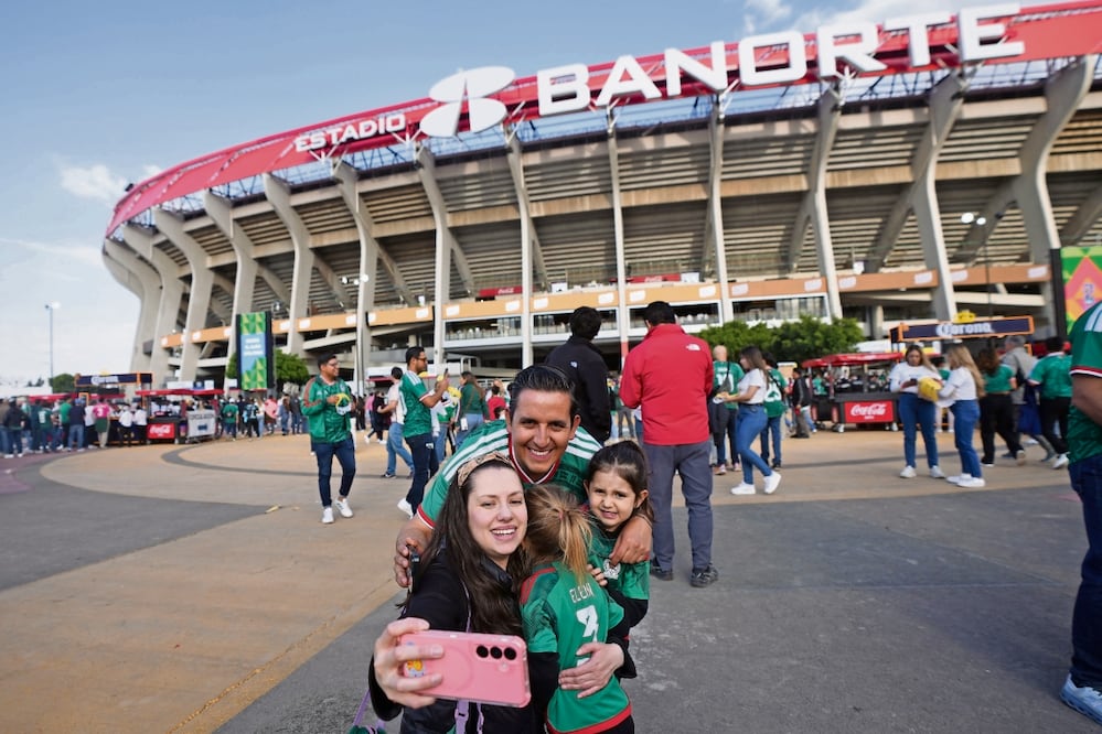 Aficionados, en el Estadio Banorte, antes del partido amistoso entre las selecciones de México y Portugal, el 28 de marzo pasado, en la Ciudad de México. Foto: Fernando Llano / AP