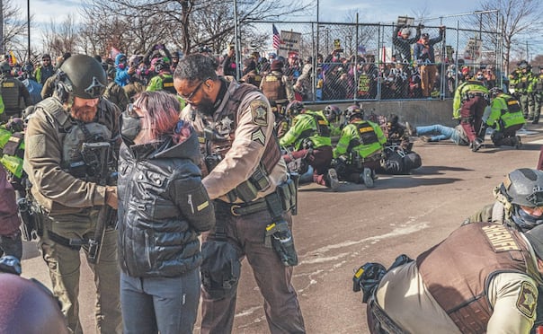 Agentes detienen a un manifestante contra las operaciones del Servicio de Inmigración y Control de Aduanas, en Minneapolis, el 1 de marzo pasado. Foto: Kerem Yucel/ AFP