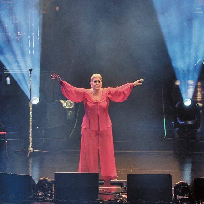 Lupita hizo un popurrí de sus éxitos de los 80 y cantó temas de Juan Gabriel. ALEJANDRO GUZMÁN/ NOTIMEX