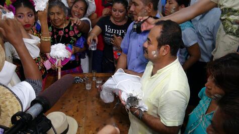 Por tradición, alcalde se casa con cocodrilo en Oaxaca