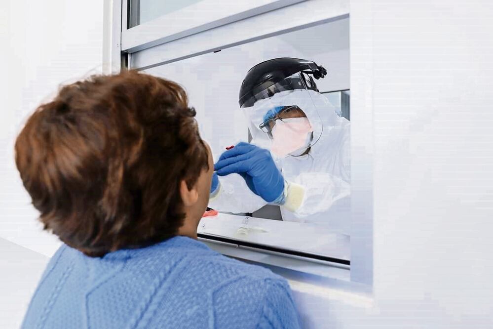 Un estudio nuevo sugiere que infecciones de Covid-19 anteriores reducen el riesgo de contraer resfriados causados por primos del coronavirus más leves. Foto: Especial