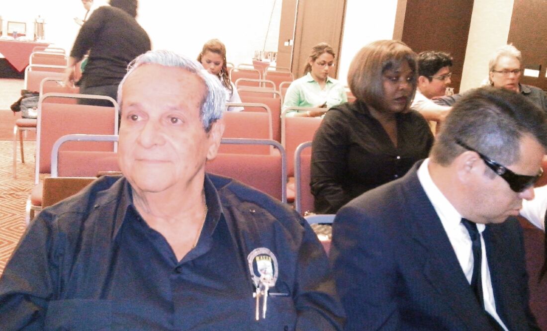 Félix Rodríguez, alias Máximo (izq.), el ex agente de la CIA que interrogó al Che en Bolivia, en una imagen tomada en Panamá en abril de 2015 (JOSÉ MELÉNDEZ)