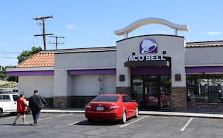 Demandan a Taco Bell por lechuga que provocó un brote de "diarrea explosiva" en EU; exigirán compensaciones por daños y perjuicios