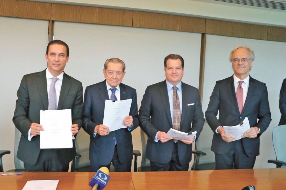 La familia Alemán, a través de Corporativo Coral, encabezado por Miguel Alemán Velasco y Miguel Alemán Magnani, durante la firma del convenio. Foto: CORTESÍA