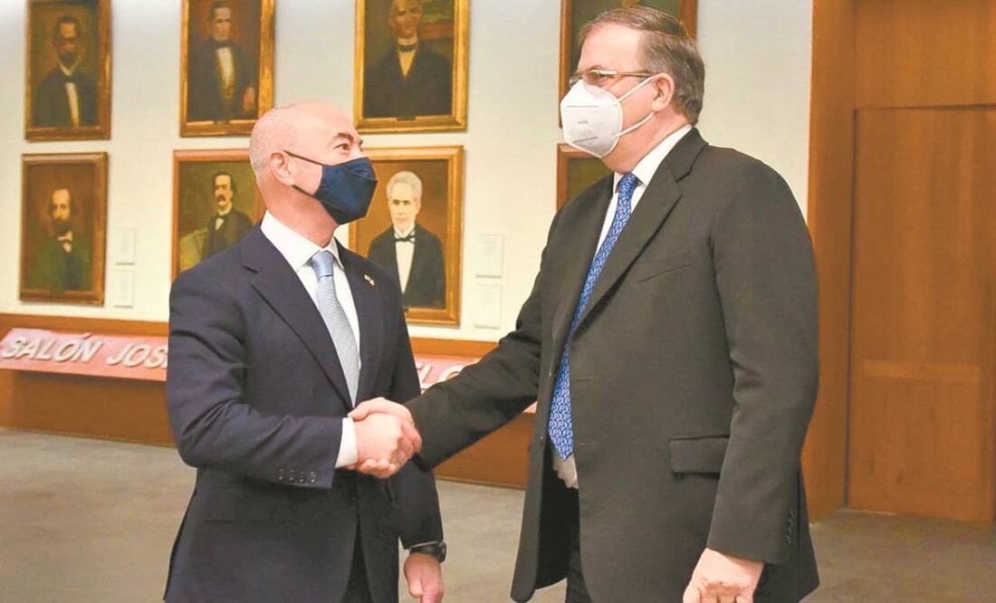 El canciller Marcelo Ebrard (izq.) y el secretario de Seguridad Nacional de EU, Alejandro Mayorkas, durante la reunión. Foto: SRE.