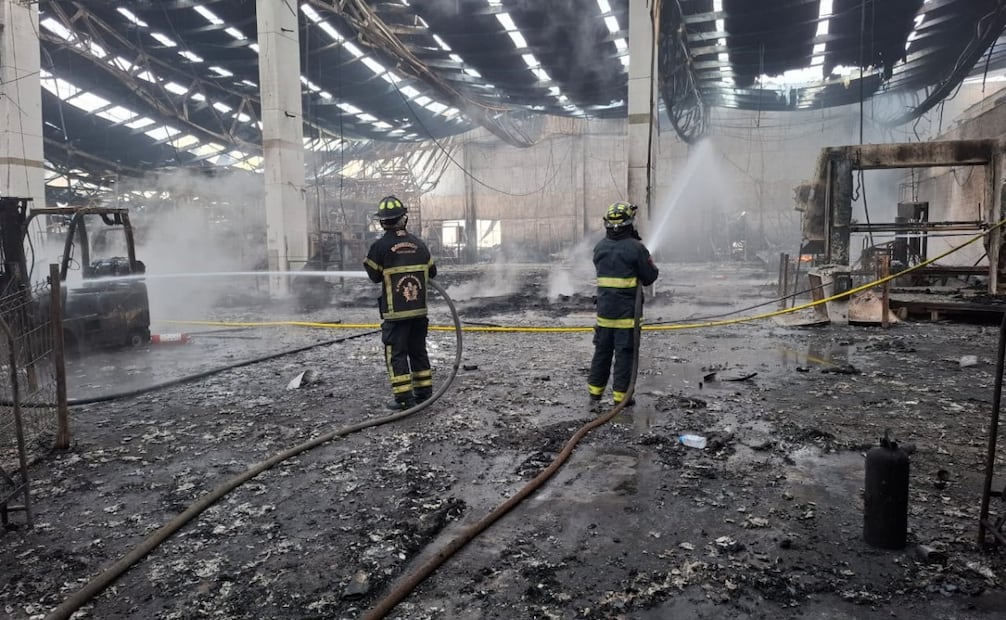 Incendio consume empresa de colchones en Cuautitlán Izcalli. Foto: especial