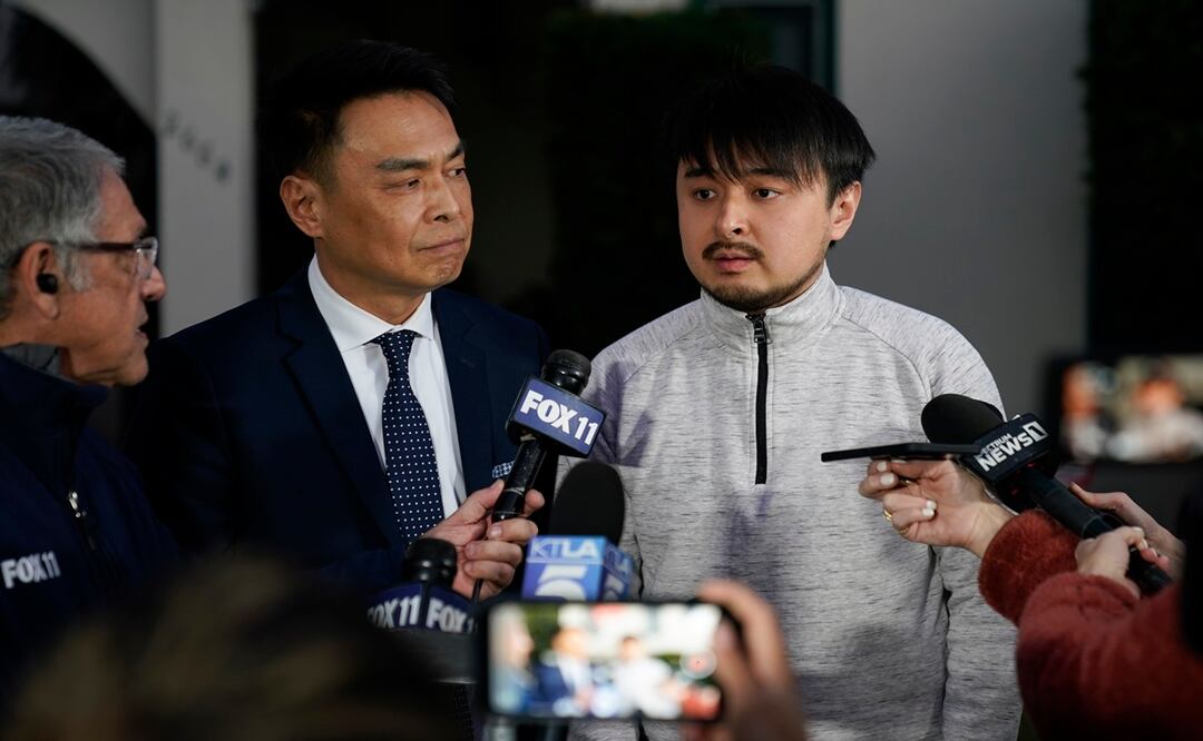Brandon Tsay, de 26 años, a la derecha, y su padre, Tom Tsay, hacen una declaración afuera de su casa en San Marino, California. Foto: AP
