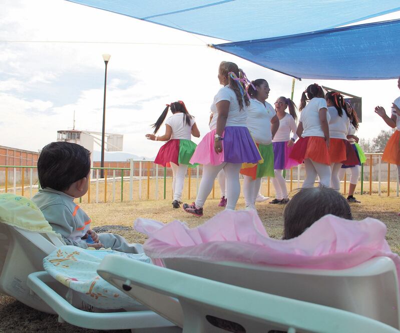 Unos de los beneficios con esta política pública es que los niños estarán protegidos aún cuando tengan tutores o encargados a parte de su madre. Foto: ARCHIVO EL UNIVERSAL