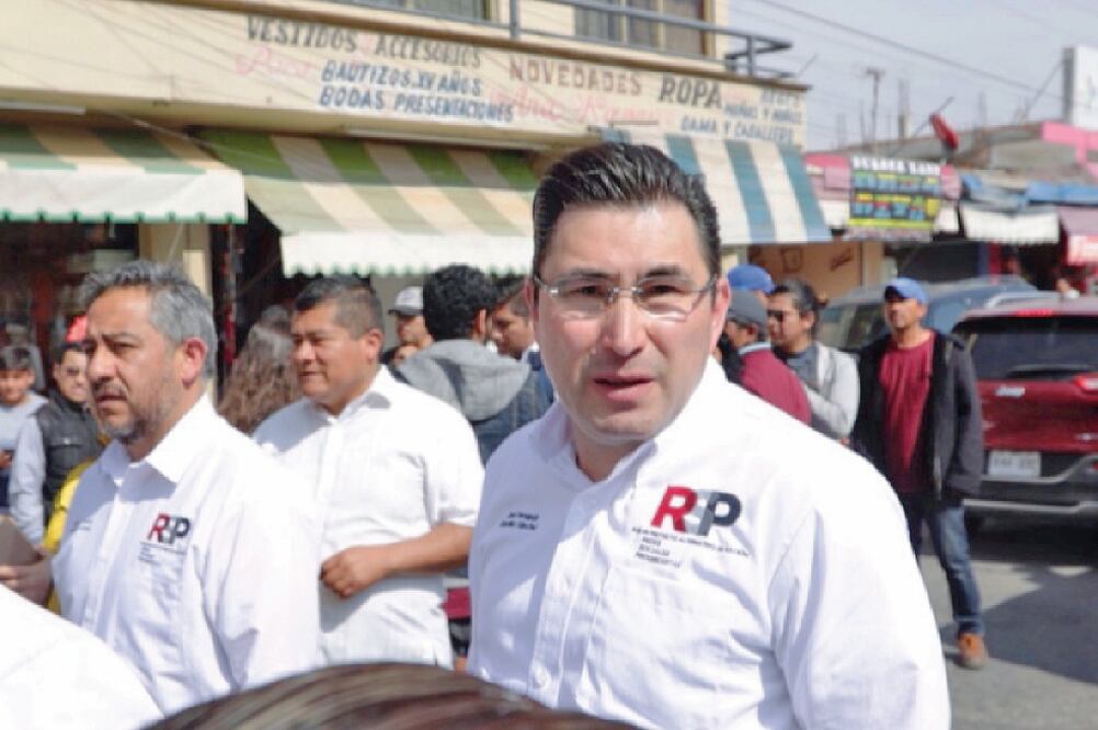 Fernando González Sánchez, yerno y otrora operador de la ex lideresa sindical Elba Esther Gordillo, asistió a un evento de López Obrador en Tezontepec de Aldama. (LUIS CORTÉS. EL UNIVERSAL)