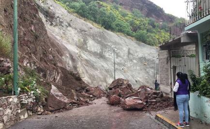 Alud en cerro "El Peñón" daña bardas de 4 lotes en Iztapalapa