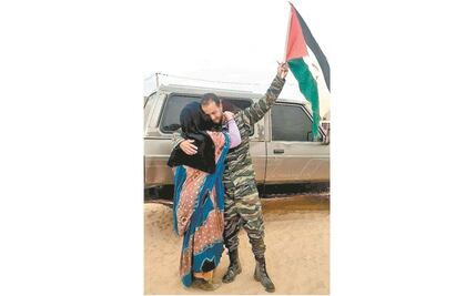 Refugiados saharauis dejan campamentos; van a la guerra 