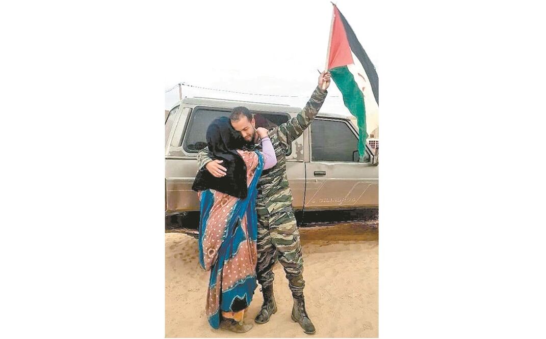 Soldados del Frente Polisario se despidieron ayer de sus familias de los campamentos de refugiados para unirse al conflicto. Foto: ESPECIAL