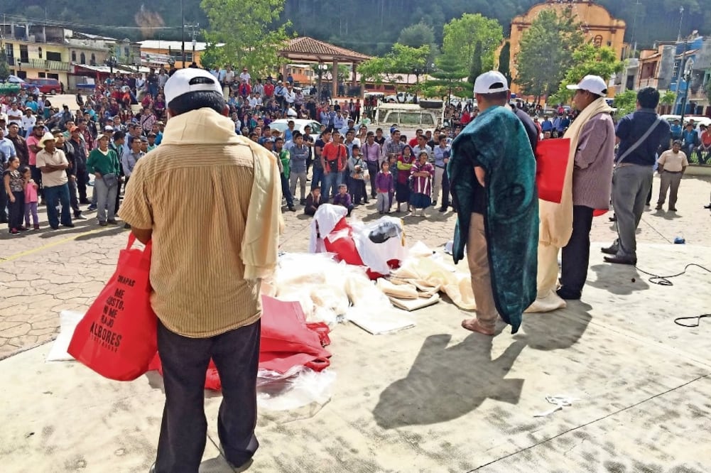 Tres hombres detenidos por comprar votos para el candidato Roberto Albores Gleason, en la cabecera municipal de Oxchuc, fueron exhibidos y encarcelados; serán castigados por usos y costumbres, informó el Concejo Municipal. Foto: MOYSÉS ZÚÑIGA.EL UNIVERSAL