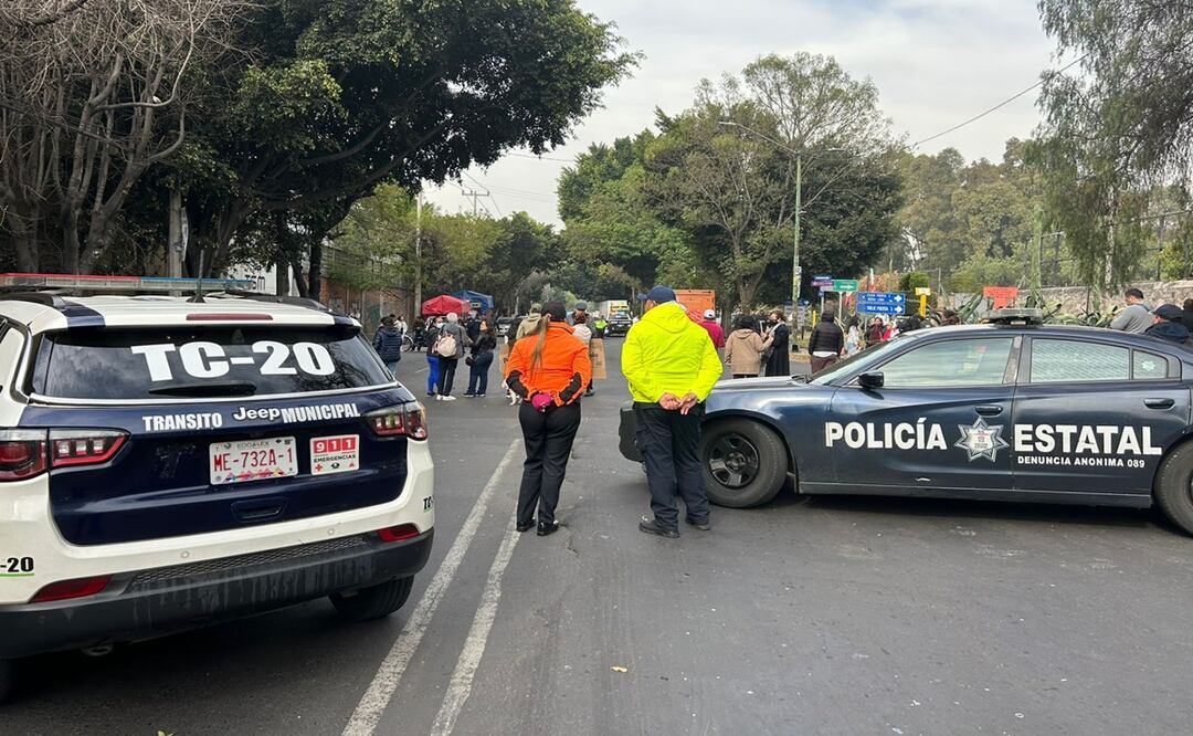 Vecinos de la colonia Ex Hacienda bloquean avenida Poniente 152; exigen reparación de fuga de agua. Foto: Especial