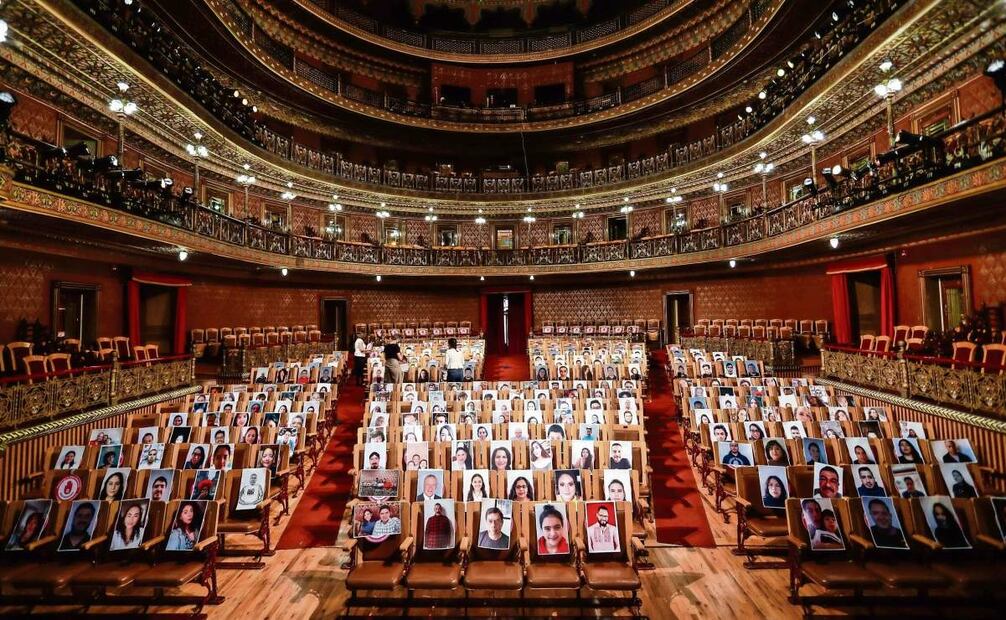 En 2020, durante la pandemia, se instalaron fotografías en las butacas del Teatro Juárez. Foto: Repositorio FIC