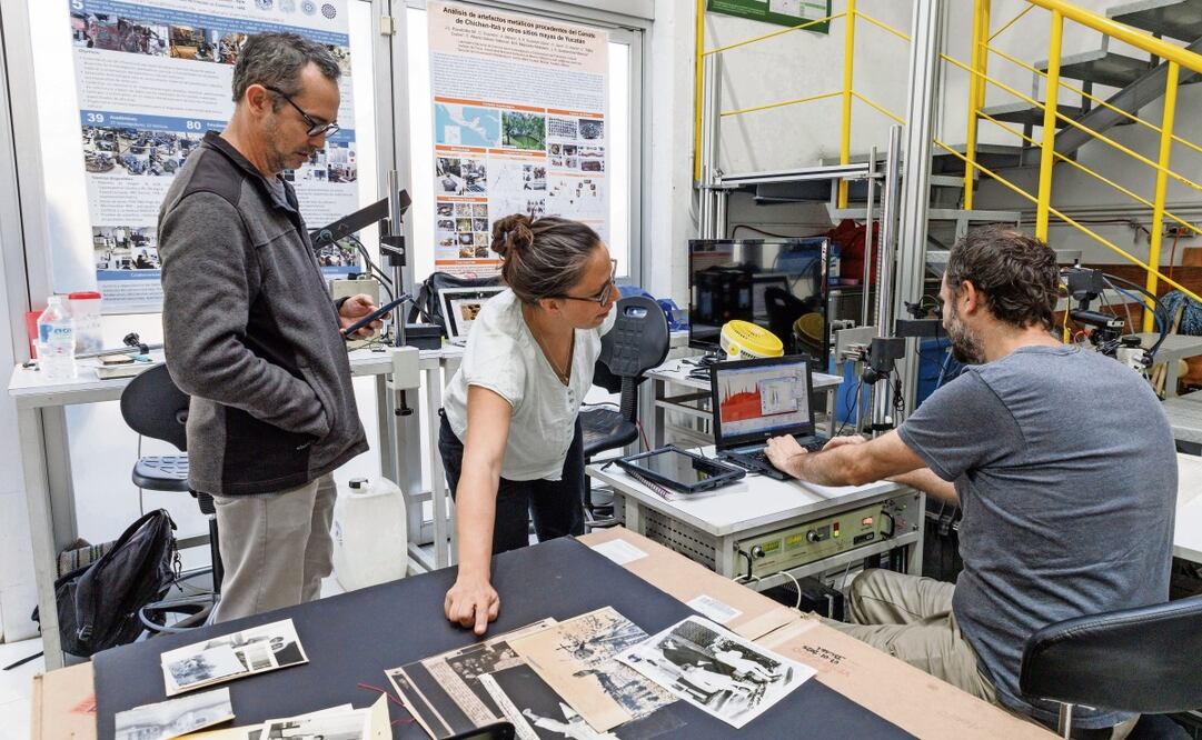 La investigadora Nadine Vera Bérenger, de la Universidad Paris-Saclay, en una de las visitas al Instituto de Física de la UNAM, donde se analizaron diversas telefotos del Archivo Fotográfico de EL UNIVERSAL. (13/03/2025) Foto: Yaretzy M. Osnaya | El Universal