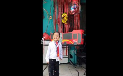 Con uniforme de operador y piñata de una unidad, niño celebra su cumpleaños 3 con temática del Metrobús  