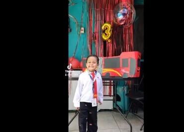 Con uniforme de operador y piñata de una unidad, niño celebra su cumpleaños 3 con temática del Metrobús