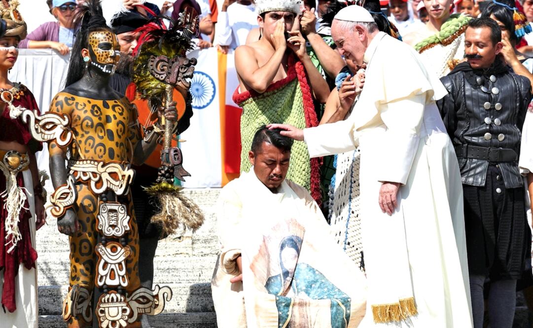 The Pope took pictures with a man wearing a banner of the Virgin of Guadalupe - Photo: Alessandro Bianchi/REUTERS