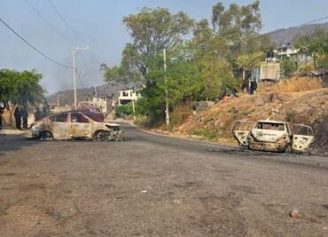 CJNG se enfrenta a La Familia Michoacana en carretera Zitácuaro-Tuzantla; incendian vehículos y lanzan explosivos